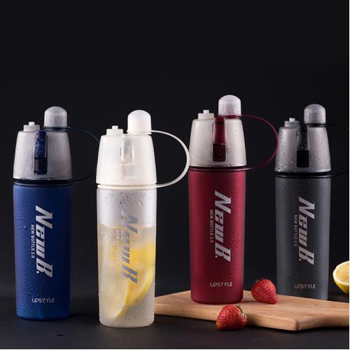 Бутылка Upstyle New. B 600 мл с распылителем красная